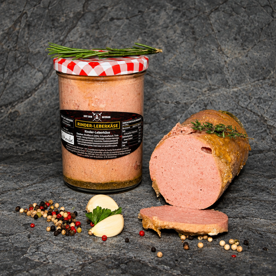 Rinder-Leberkäse im Glas von Gut-Hof-Gruber, daneben angeschnittener Leberkäse mit Rosmarin, Knoblauch und Pfefferkörnern.